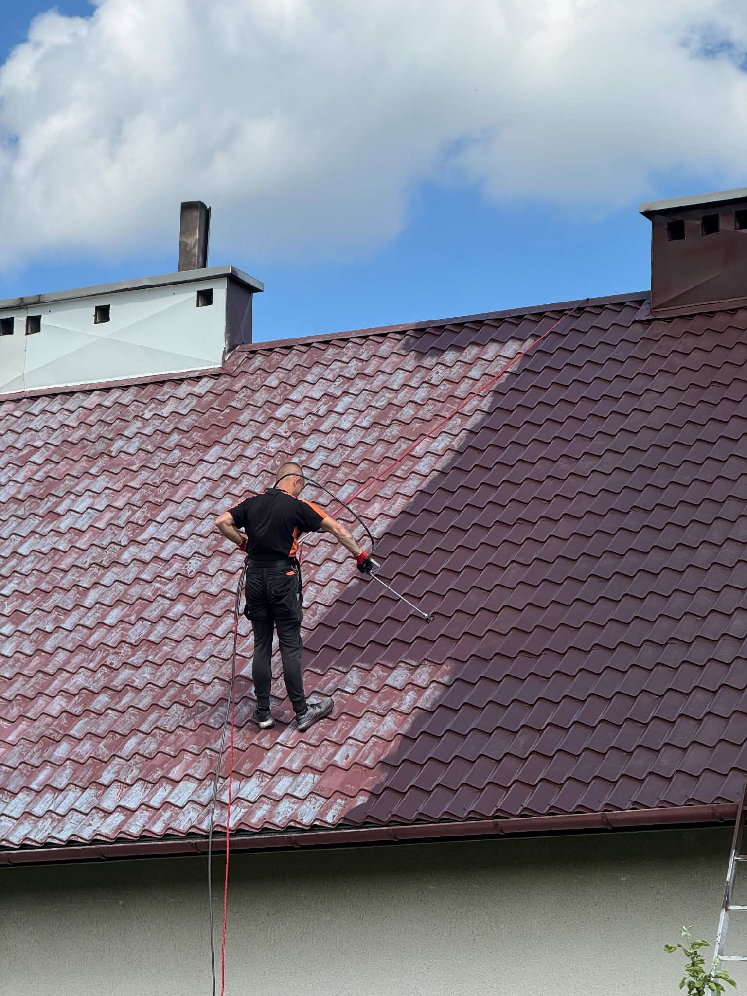 Malowanie dachu metodą natryskową